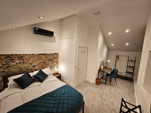 Superior 1 Bed Apartment Amesbury Town Centre, Stonehenge