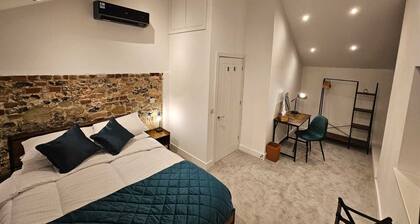 Superior 1 Bed Apartment Amesbury Town Centre, Stonehenge