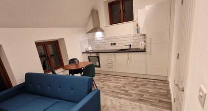 Superior 1 Bed Apartment Amesbury Town Centre, Stonehenge