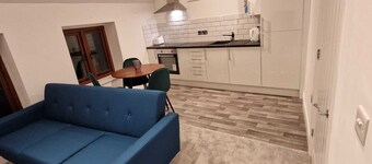 Superior 1 Bed Apartment Amesbury Town Centre, Stonehenge