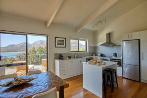 Fridge, microwave, oven, stovetop - The Arthouse Freycinet (Glamorgan-Spring Bay)