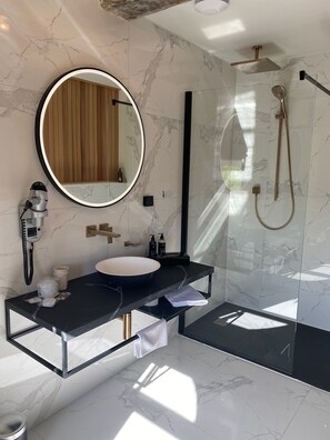 Habitación básica | Baño | Amenidades de baño gratuitas y secadora de cabello 