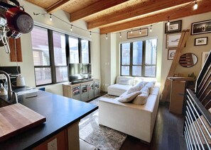 Smart TV, books - Urban Green Lake Gem | Stadium Transit (Seattle)