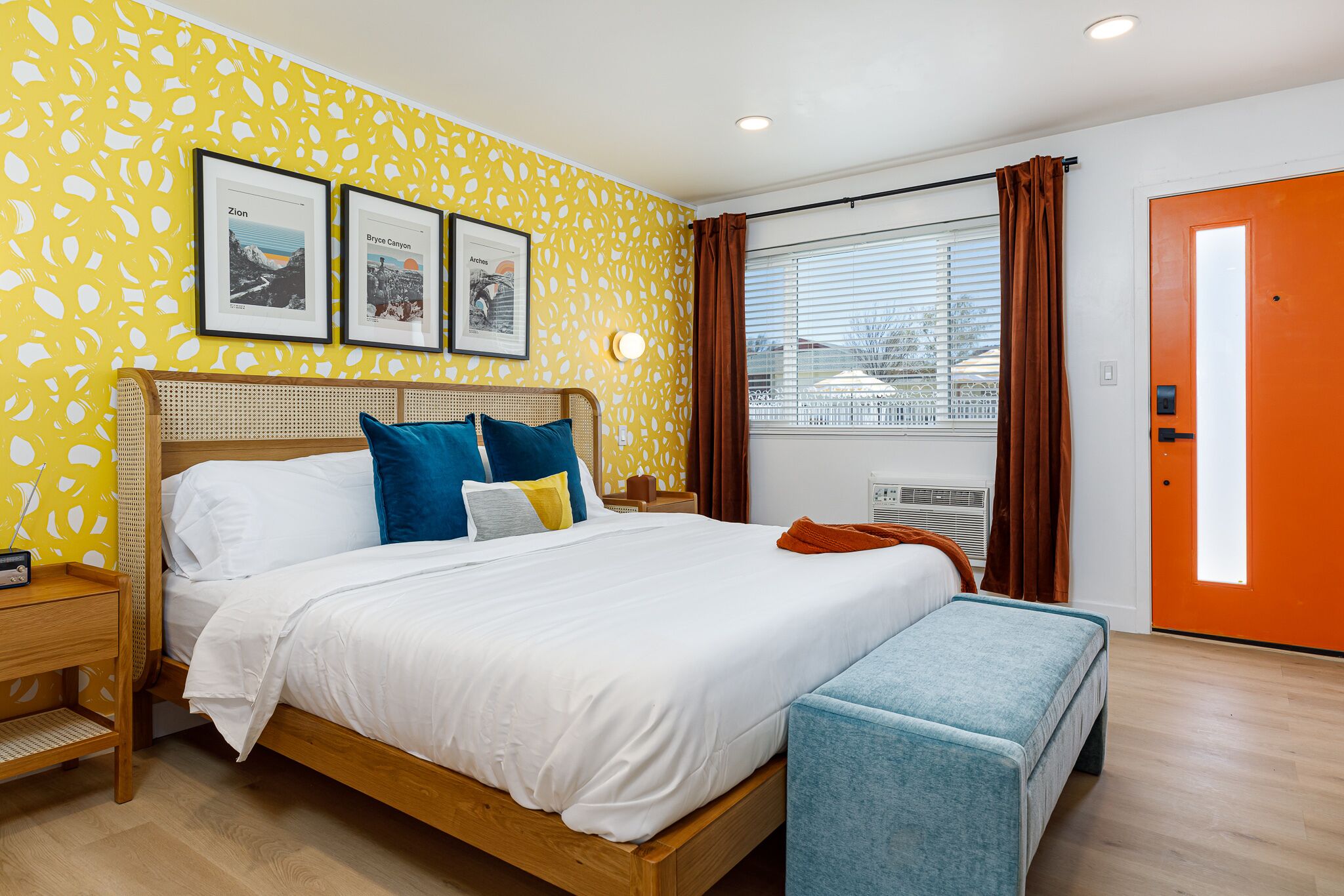 标准双人房 | 办公桌、笔记本电脑工作区、遮光窗帘、熨斗/熨衣板