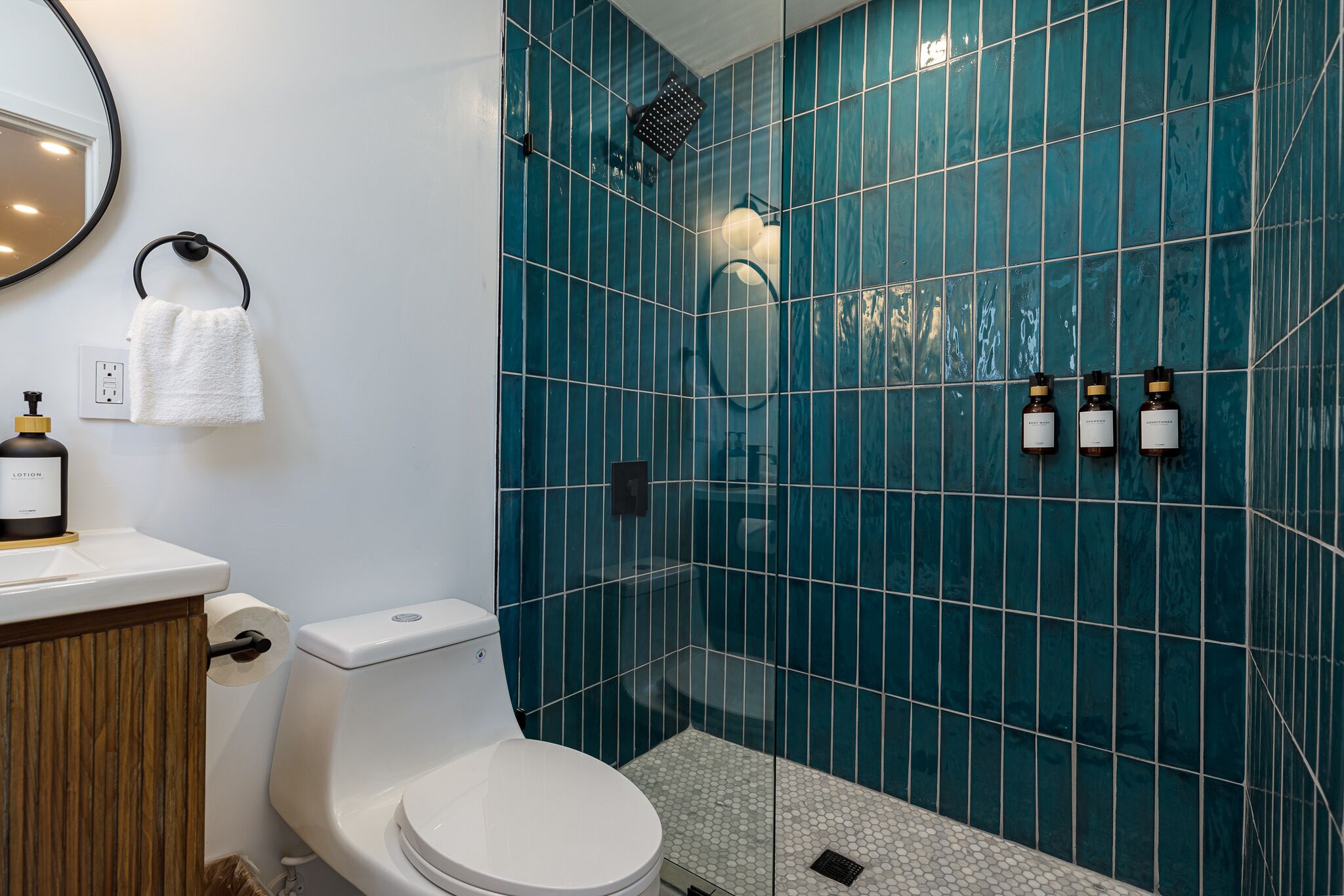 Secador de pelo, toallas, jabón y champú