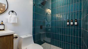 Sèche-cheveux, serviettes fournies, savon, shampoing