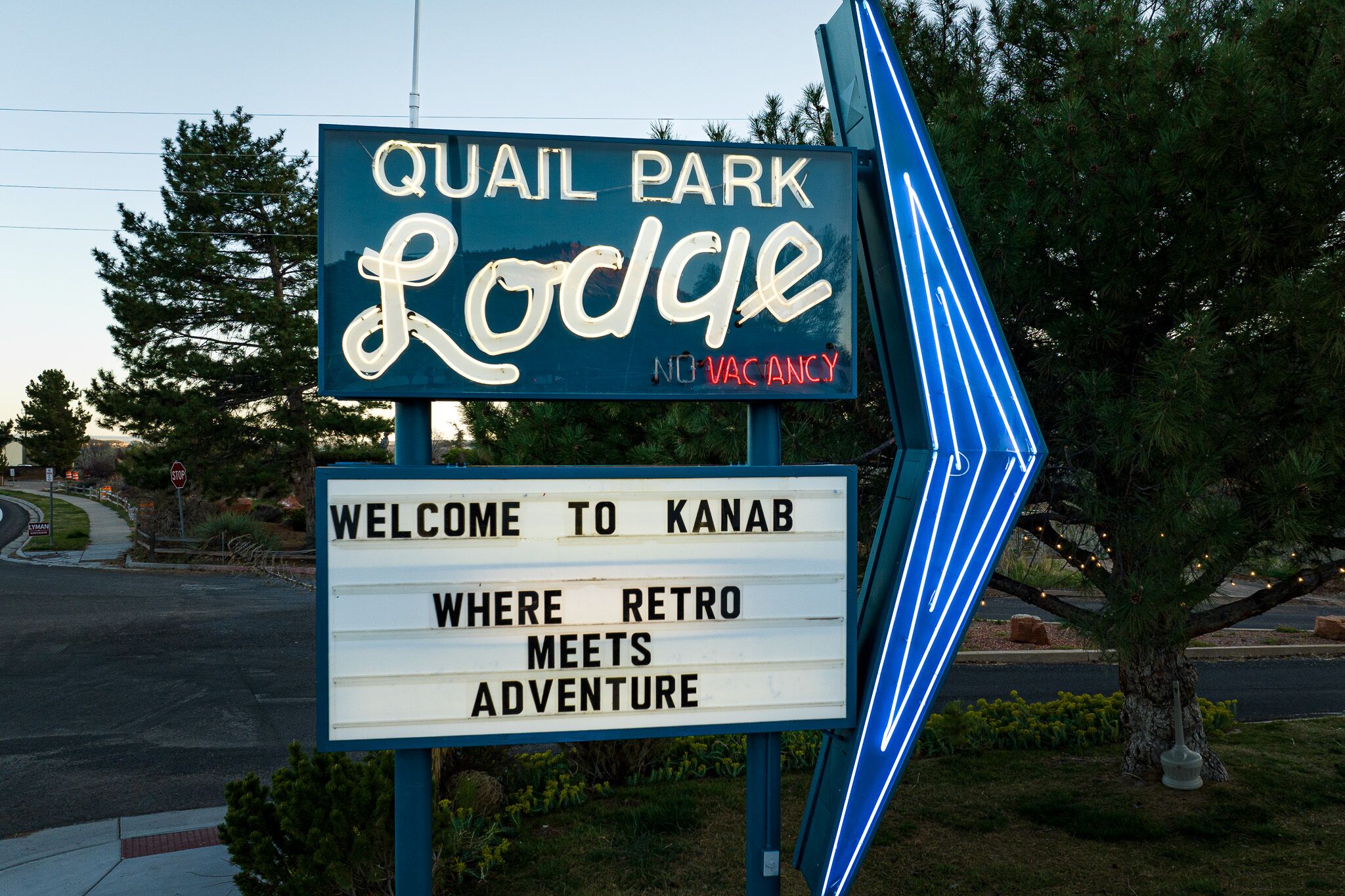 Señal de Quail Park Lodge con un mensaje dando la bienvenida a visitantes a Kanab, donde lo retro se encuentra con la aventura.
