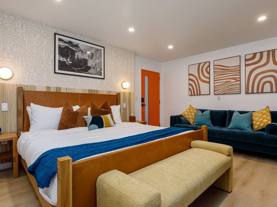 Deluxe tweepersoonskamer | Een bureau, een laptopwerkplek, verduisterende gordijnen