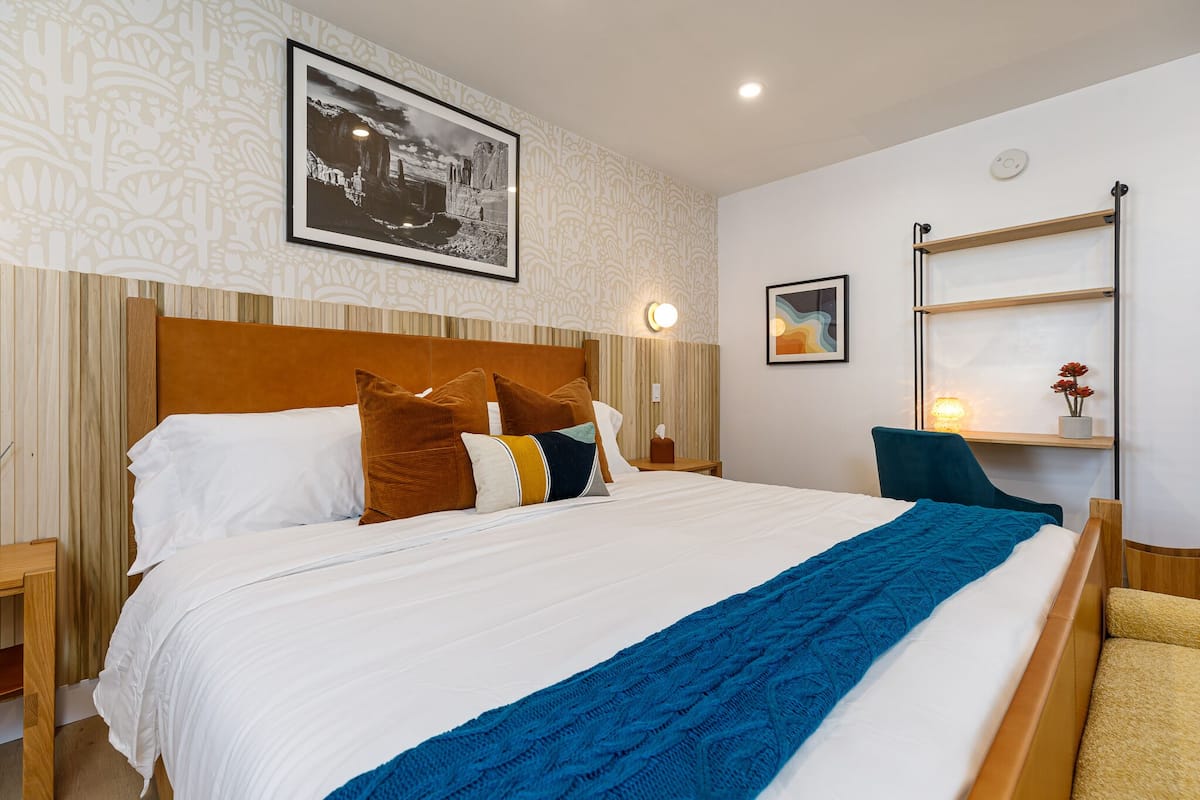 Deluxe Suite | 1 bedroom, desk, laptop workspace, blackout drapes