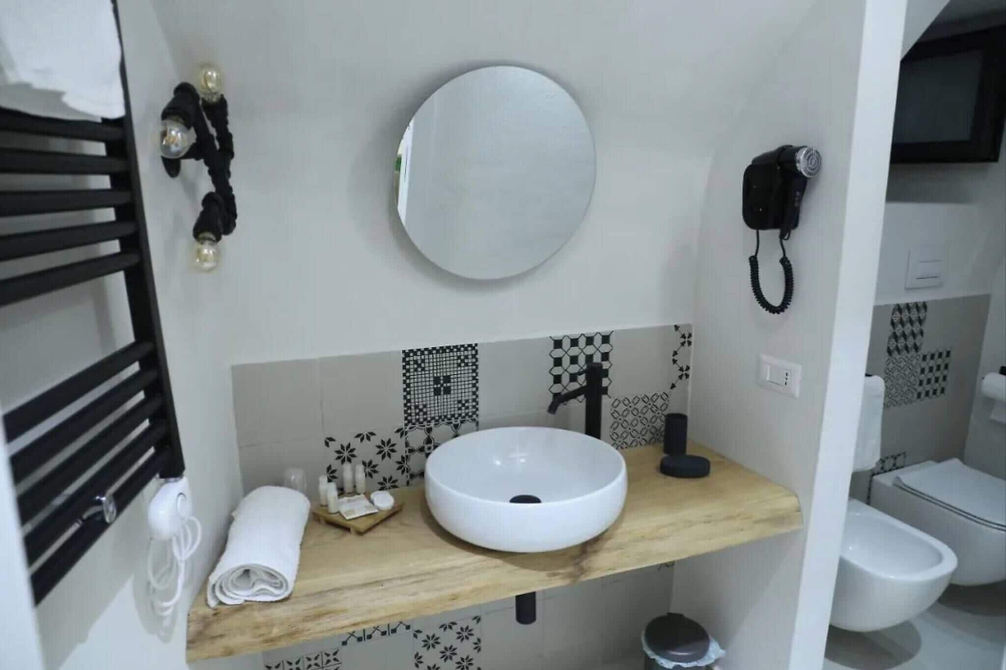 Căn hộ, 1 phòng ngủ | Phòng tắm | Dép đi trong nhà, giấy vệ sinh 