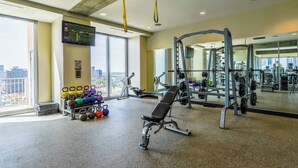 Ein Fitnessraum mit Kettlebells, einer Bank und Gewichte.