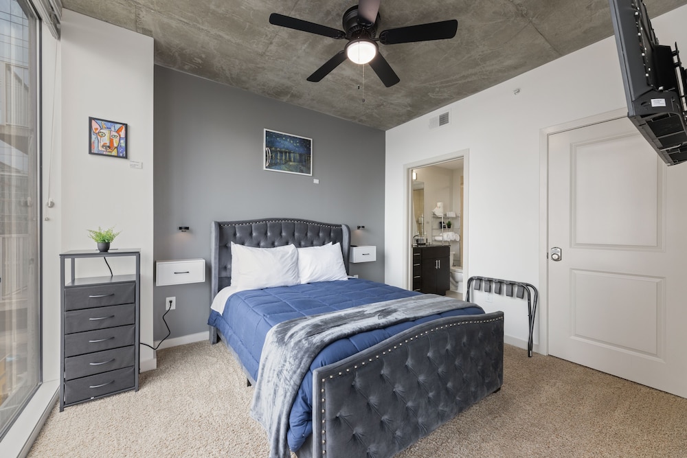 City view condo in EDSA w/ Netflix + FREE Parking - Airbnb