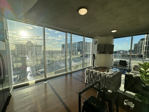 2BR Relaxing High-Rise ATL Condo -King Bed & Free Parking! Balcony w/ City View!