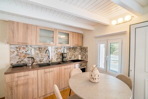 Fridge, oven, stovetop, coffee/tea maker
