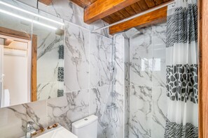 Dusch, hårtork och handdukar