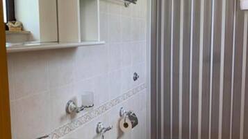 淋浴设施、吹风机、毛巾