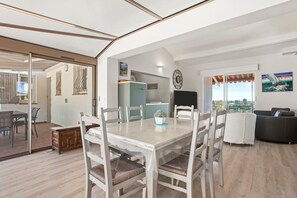 Dining - Villa 'Agachelo' with Sea View, Wi-Fi and Air Conditioning (Fréjus)