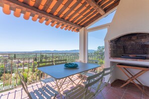 Outdoor dining - Villa 'Agachelo' with Sea View, Wi-Fi and Air Conditioning (Fréjus)