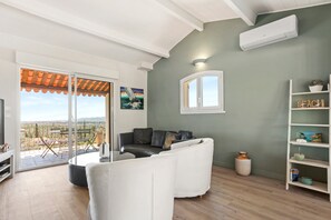 TV - Villa 'Agachelo' with Sea View, Wi-Fi and Air Conditioning (Fréjus)