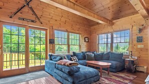 Smart TV, fireplace, books - Whippoorwill - Wooded location, hot tub, close to downtown Oquossoc (Rangeley)