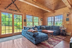 Una Smart TV, una chimenea, libros