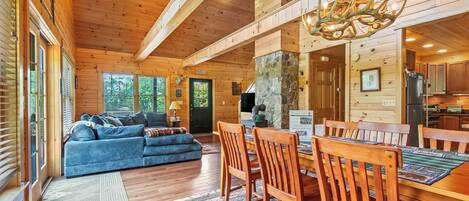 TV connectée, cheminée, livres