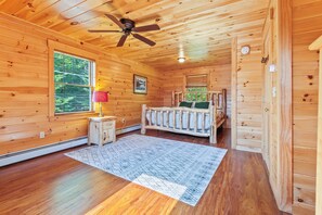 3 bedrooms, travel cot, WiFi, bed sheets - Whippoorwill - Wooded location, hot tub, close to downtown Oquossoc (Rangeley)