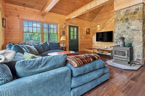 Una Smart TV, una chimenea, libros