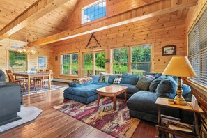 Smart TV, fireplace, books - Whippoorwill - Wooded location, hot tub, close to downtown Oquossoc (Rangeley)