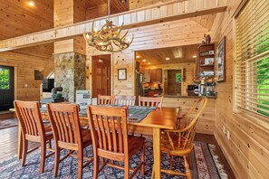 Dining - Whippoorwill - Wooded location, hot tub, close to downtown Oquossoc (Rangeley)