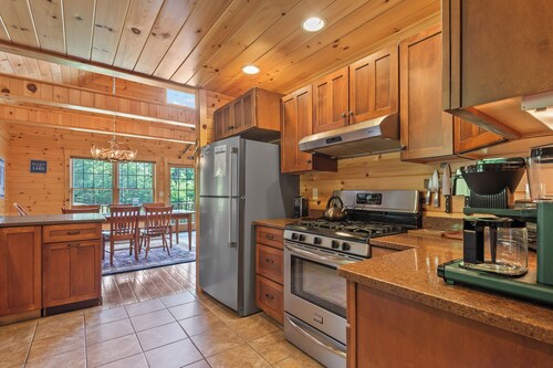 Whippoorwill - Wooded location, hot tub, close to downtown Oquossoc