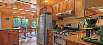 Whippoorwill - Wooded location, hot tub, close to downtown Oquossoc