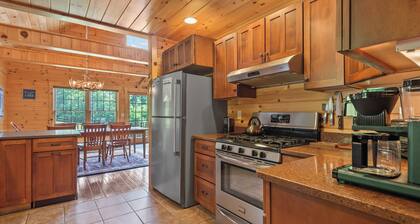 Whippoorwill - Wooded location, hot tub, close to downtown Oquossoc
