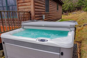 Outdoor spa tub - Whippoorwill - Wooded location, hot tub, close to downtown Oquossoc (Rangeley)