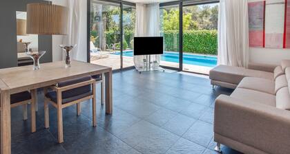 Ferienhaus 'Sunny House' mit Meerblick, WLAN und Klimaanlage
