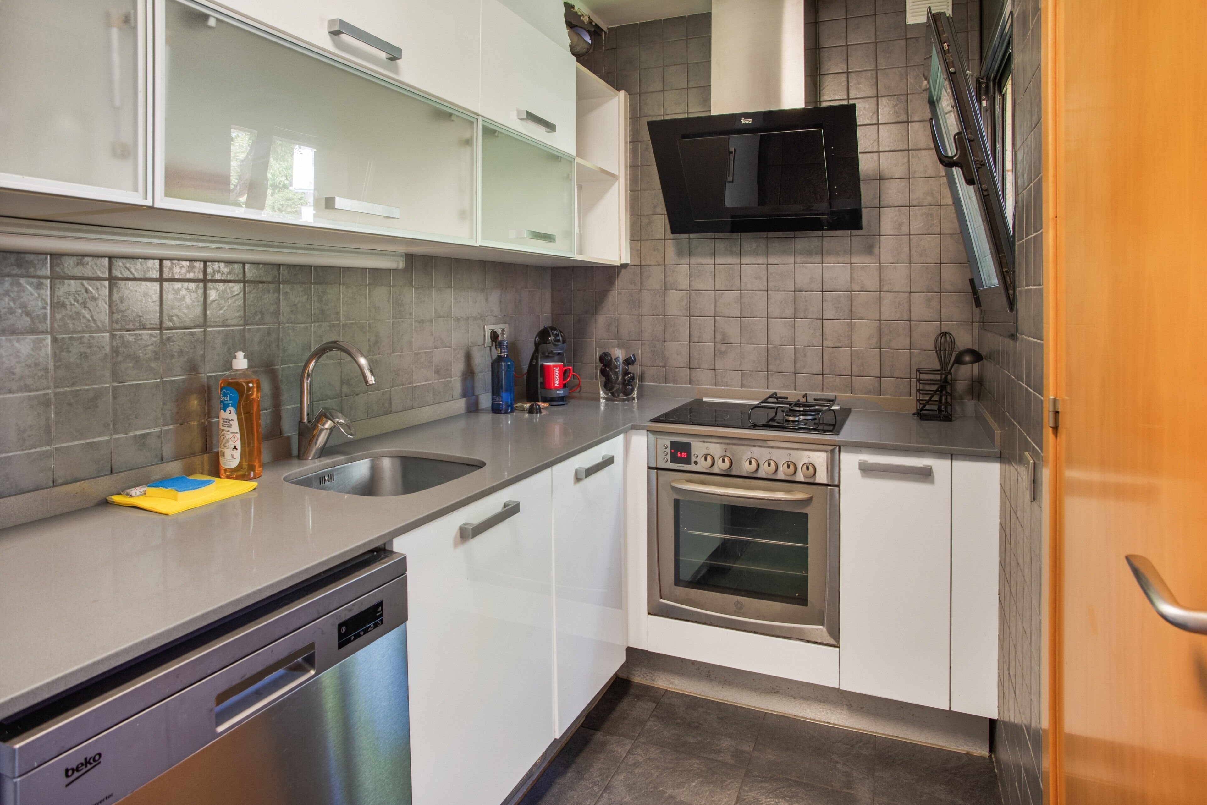 Een koelkast, een magnetron, een oven, een kookplaat