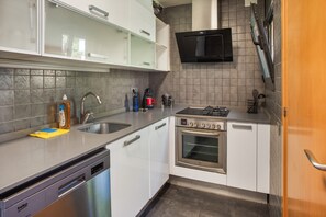 Réfrigérateur, four à micro-ondes, un four, surface de cuisson