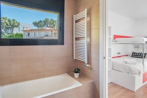 3 bedrooms, free WiFi, bed sheets