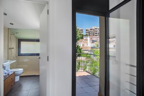 Shower, hair dryer, towels - Holiday Home 'Sunny House' with Sea View, Wi-Fi and Air Conditioning (Sant Pere de Ribes)