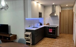 Kjøleskap, mikrobølgeovn, ovn og kokeplater