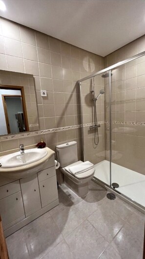 Dusche, Haartrockner, Handtücher