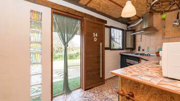 Frigorífico, microondas, horno y placa de cocina