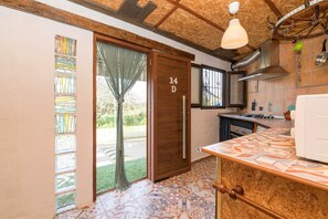 ثلاجة، ميكروويف، فرن، موقد طهي مسطح