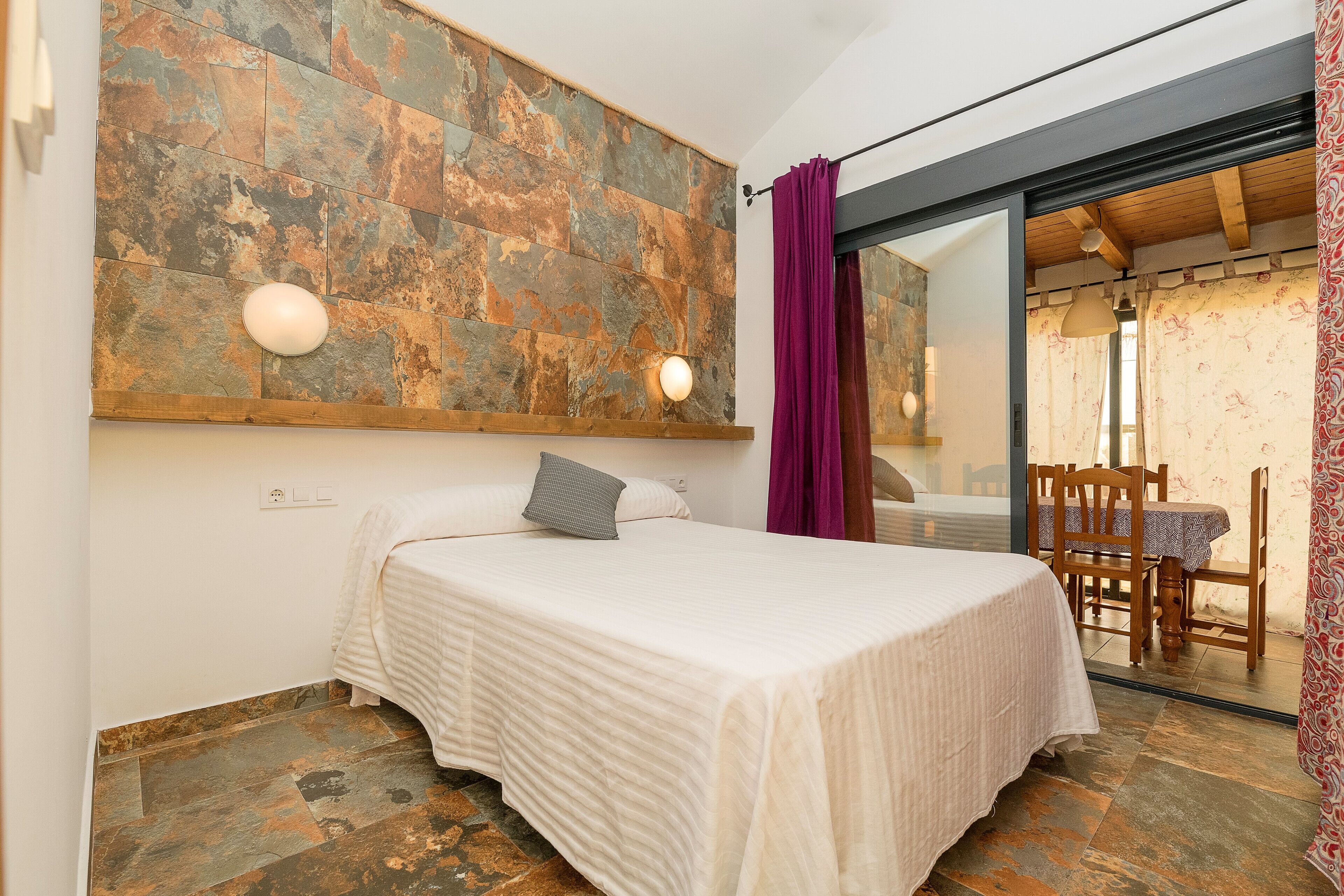 2 slaapkamers, een strijkplank/strijkijzer, gratis wifi, beddengoed