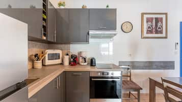 Fridge, microwave, oven, stovetop