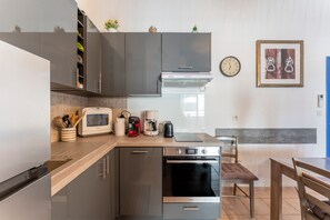 Refrigerador, microondas, horno, placa de cocina