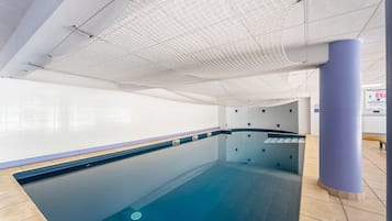 Piscina coperta, una piscina riscaldata