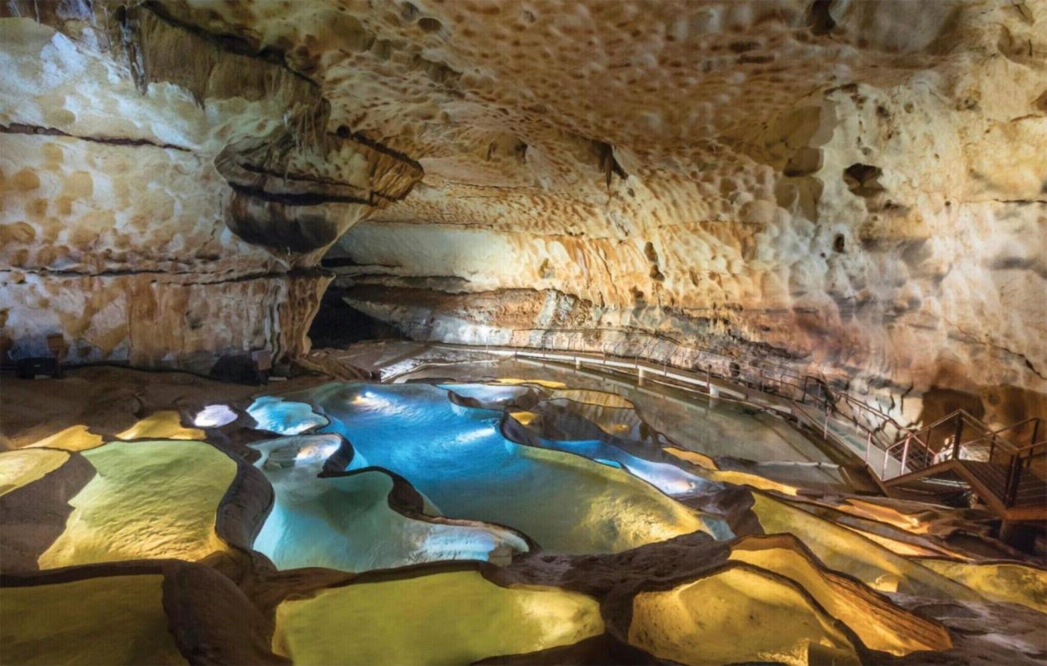 Een binnenzwembad en een verwarmd zwembad