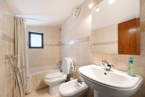 Suihku, hiustenkuivaaja, pyyhkeet