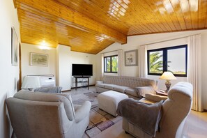 TV - Country House 'A House with A View' with Sea View, Wi-Fi and Air Conditioning (Aljezur)